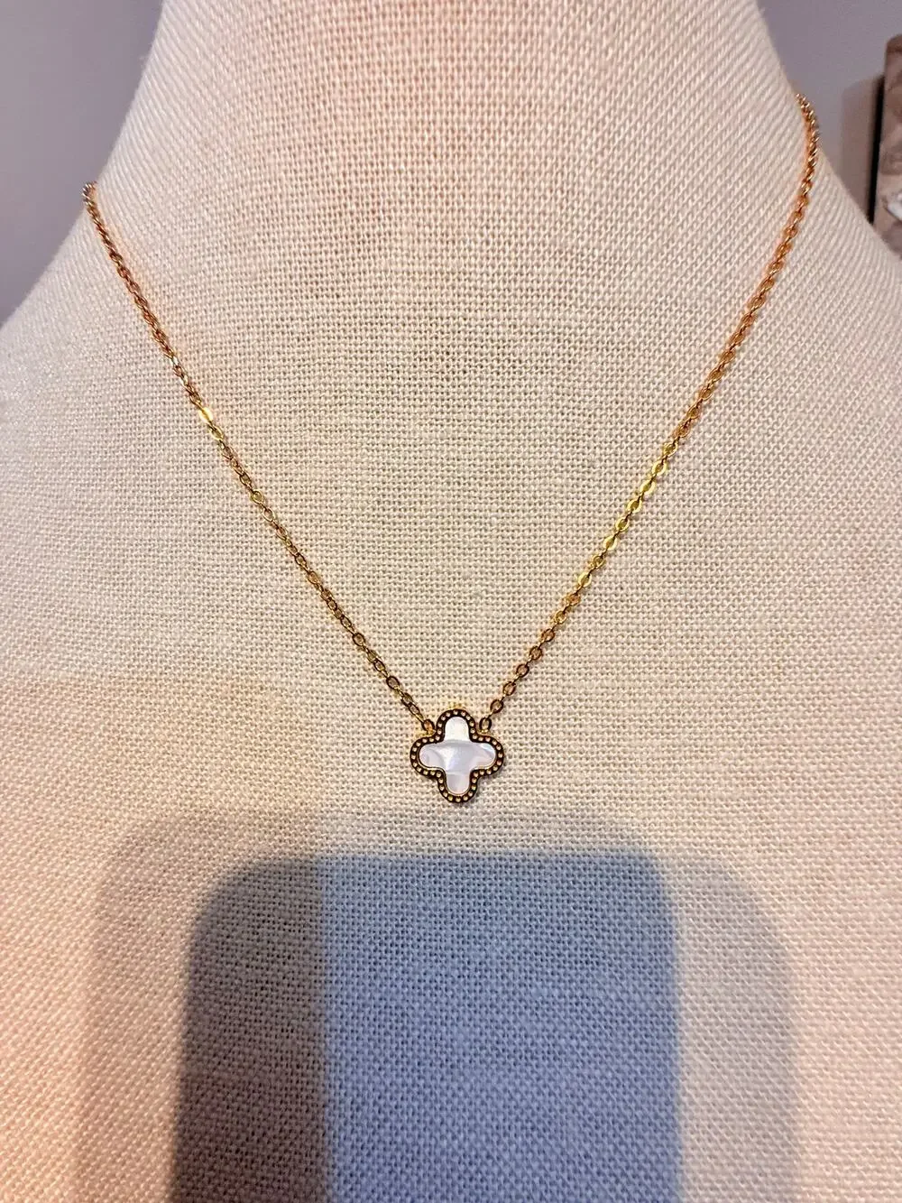 Vintage Clover Mother of Pearl Gold Tone Necklace 18+2”